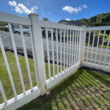 Flawless-vinyl-fence-restoration-right-here-in-Kailua-Hawaii 4