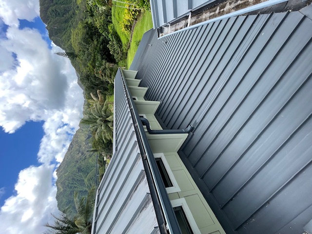 Pristine Metal Roof cleaning in Haiku Plantation, Kaneohe Hawaii